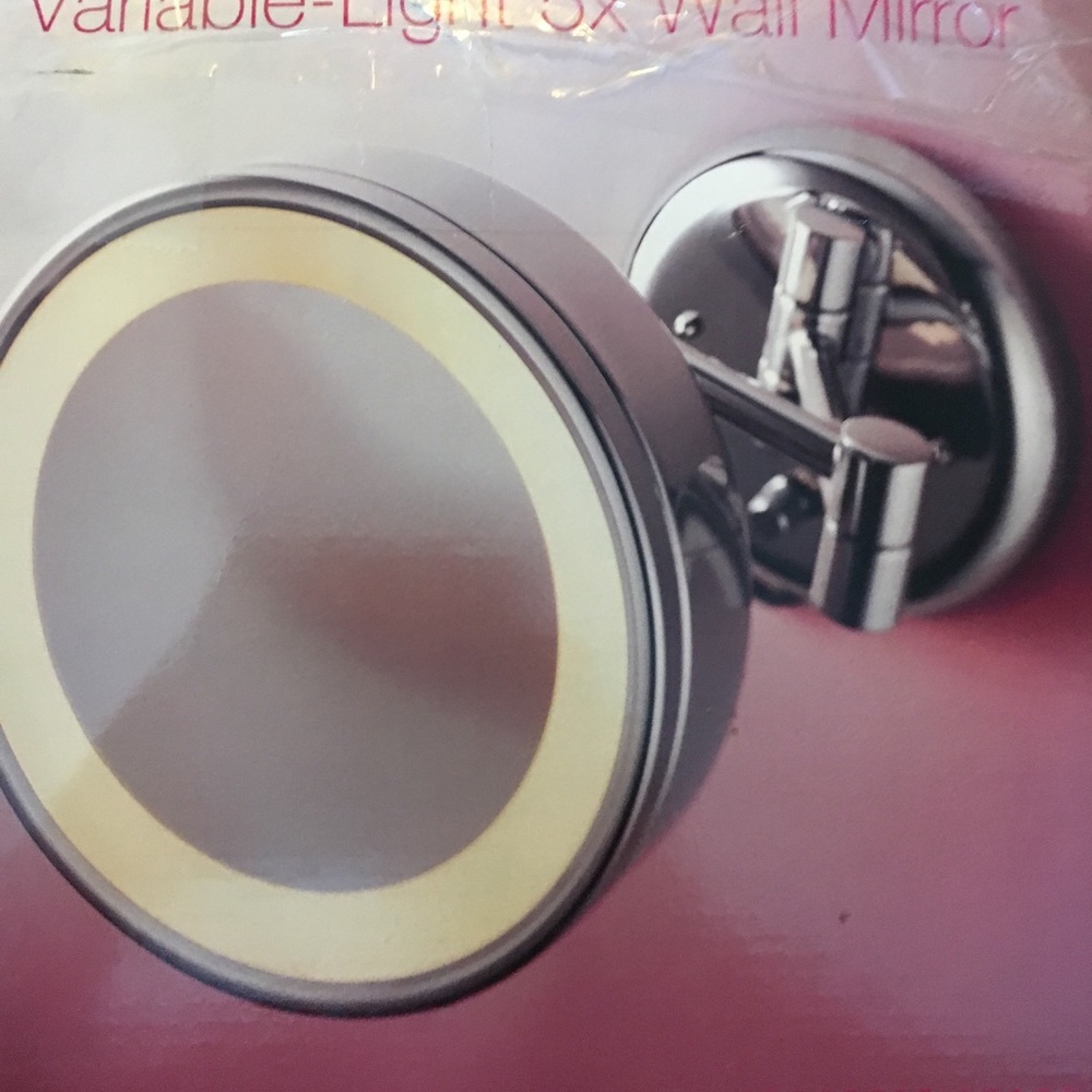 💄NEW IN BOX- magnifying make up mirror